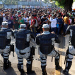Autoridades mexicanas advirtieron a migrantes en la frontera sur del próximo fin de 'CBP One', aplicación de la Oficina de Aduanas y Protección Fronteriza estadounidense que permite gestionar citas de asilo desde México, ante el regreso de Donald Trump a la Casa Blanca. EFE/ Juan Manuel Blanco