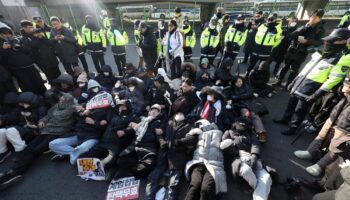 Intentan detener al presidente destituido de Corea del Sur que declaró ley marcial