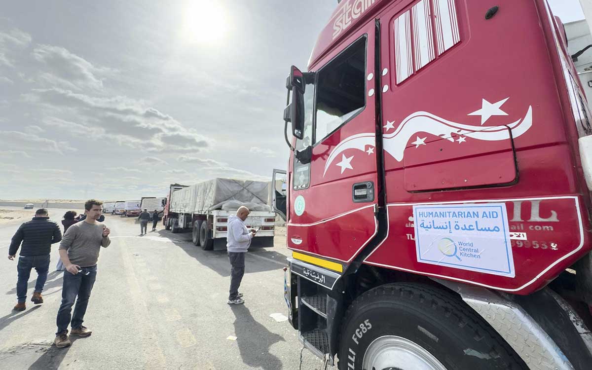 Camiones con ayuda humanitaria entran en Gaza a través de la frontera egipcia