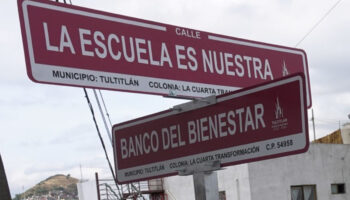 Vecinos de la colonia Cuarta Transformación arrancan letreros con nuevos nombres de calles