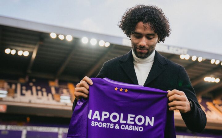 'Chino' Huerta se despide de Pumas para integrarse al Anderlecht | Video 'Chino' Huerta se despide de Pumas para integrarse al Anderlecht | Video