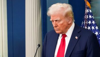 Trump amenaza con aranceles del 100% para disuadir a los BRICS de reemplazar al dólar