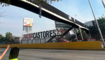 FGJ CDMX investiga hallazgo de cuerpo en puente peatonal de Circuito Interior