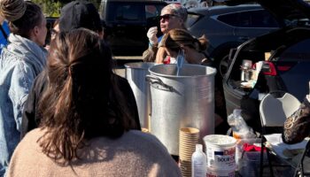Con tacos y juguetes, habitantes de Los Ángeles apoyan a vecinos tras los incendios
