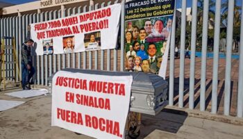 Manifestantes irrumpen en Congreso de Sinaloa y exigen la destitución de Rocha Moya