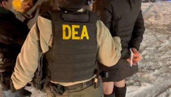 DEA catea antro improvisado y detiene a 50 indocumentados