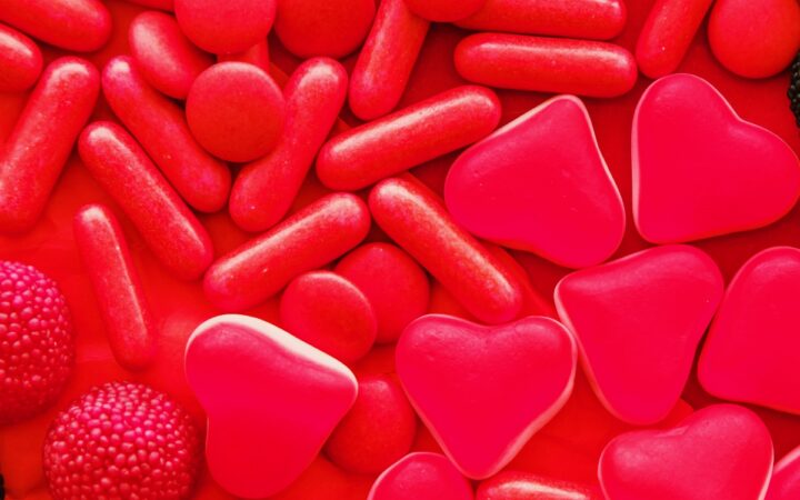 Por riesgo de cáncer, prohíben colorante rojo 3; estos son los postres y bebidas que lo contienen
