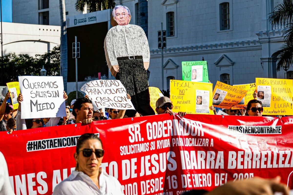 Culiacán: Miles marchan pidiendo alto a violencia; queman piñata de Rocha exigiendo su renuncia