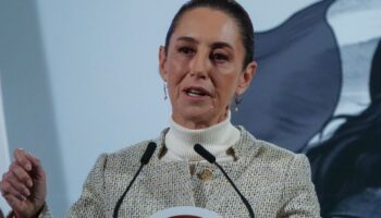 'Siempre nuestra solidaridad a las familias', afirma Sheinbaum sobre accidente aéreo en EU