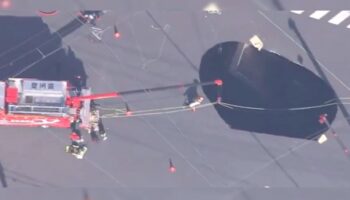 Hombre mayor lleva más de 48 horas atrapado en un socavón enorme en Japón