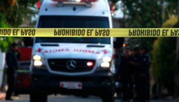 Matan a tres personas e incendian tiendas de autoservicio en Zitácuaro