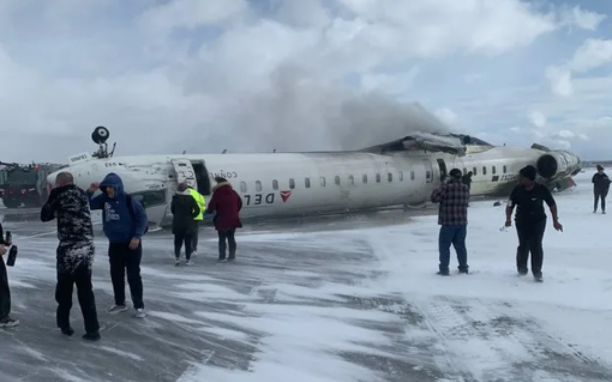 Un avión de pasajeros sufre aparatoso accidente al aterrizar en Toronto