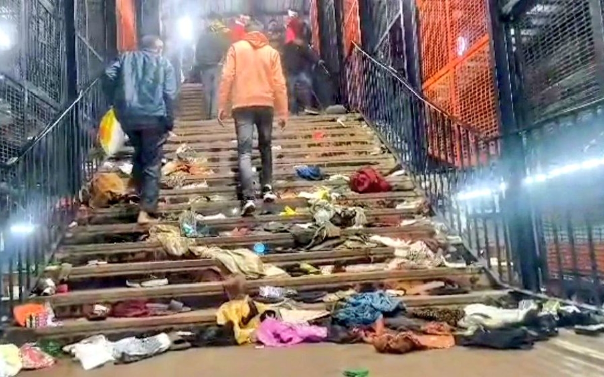 Al menos 15 muertos por una estampida en una estación de tren de Nueva Delhi