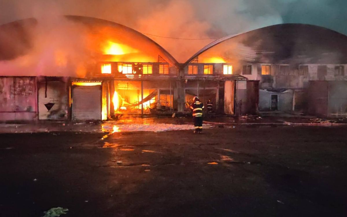 Incendio en la Central de Abastos alcanza 70 locales