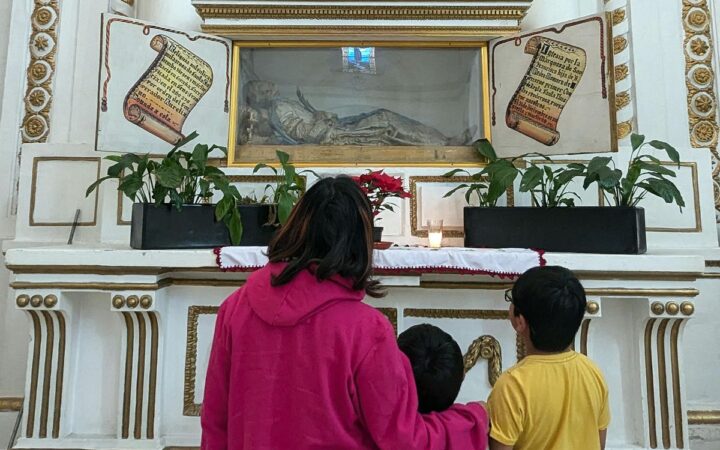 Momia española de 1800 años atrae a fieles católicos en México