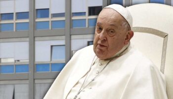 El papa Francisco pasó bien la noche y continúa su tratamiento, reporta el Vaticano