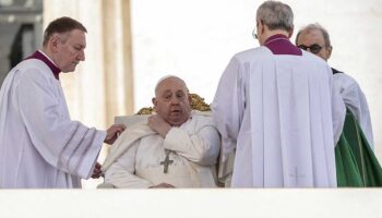 El papa Francisco interrumpe la lectura de su homilía por 'dificultades en la respiración'