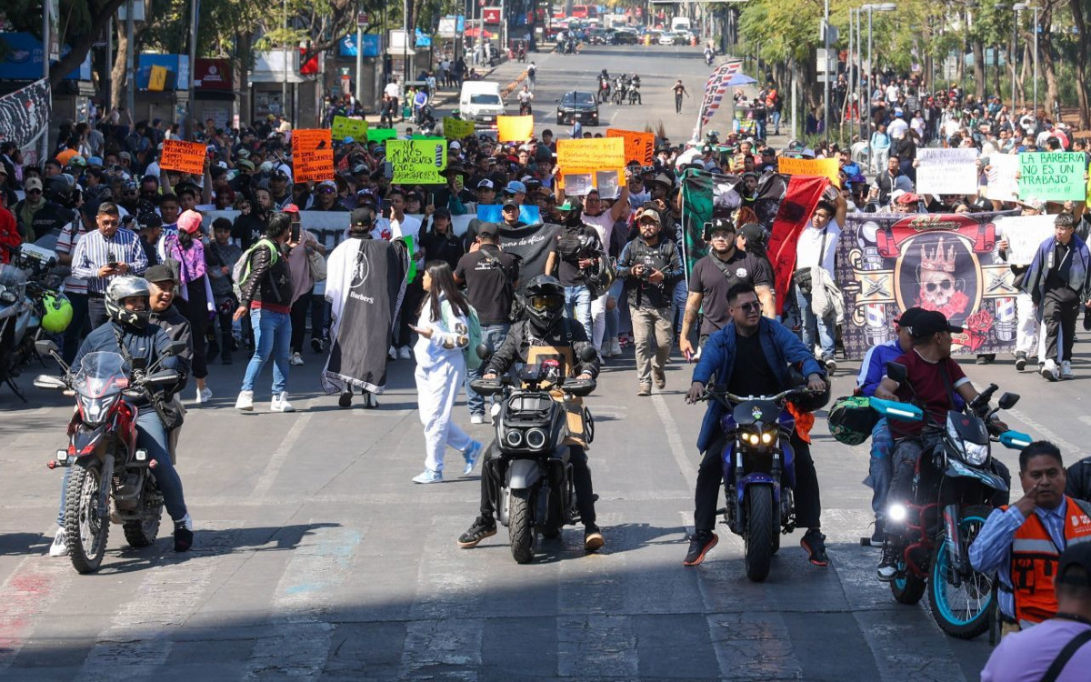 Trabajadores de barberías y peluquerías denuncian en marcha abuso policial en Edomex