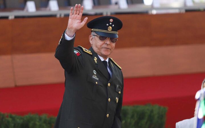 Reapareció Salvador Cienfuegos en la conmemoración de la Marcha de la Lealtad Reapareció Salvador Cienfuegos en la conmemoración de la Marcha de la Lealtad