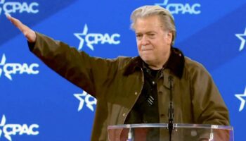 Video | Steve Bannon, exasesor de Trump, hace el saludo nazi en conferencia ultraconservadora