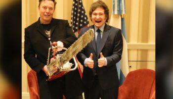 Videos | Milei regala a Musk una motosierra