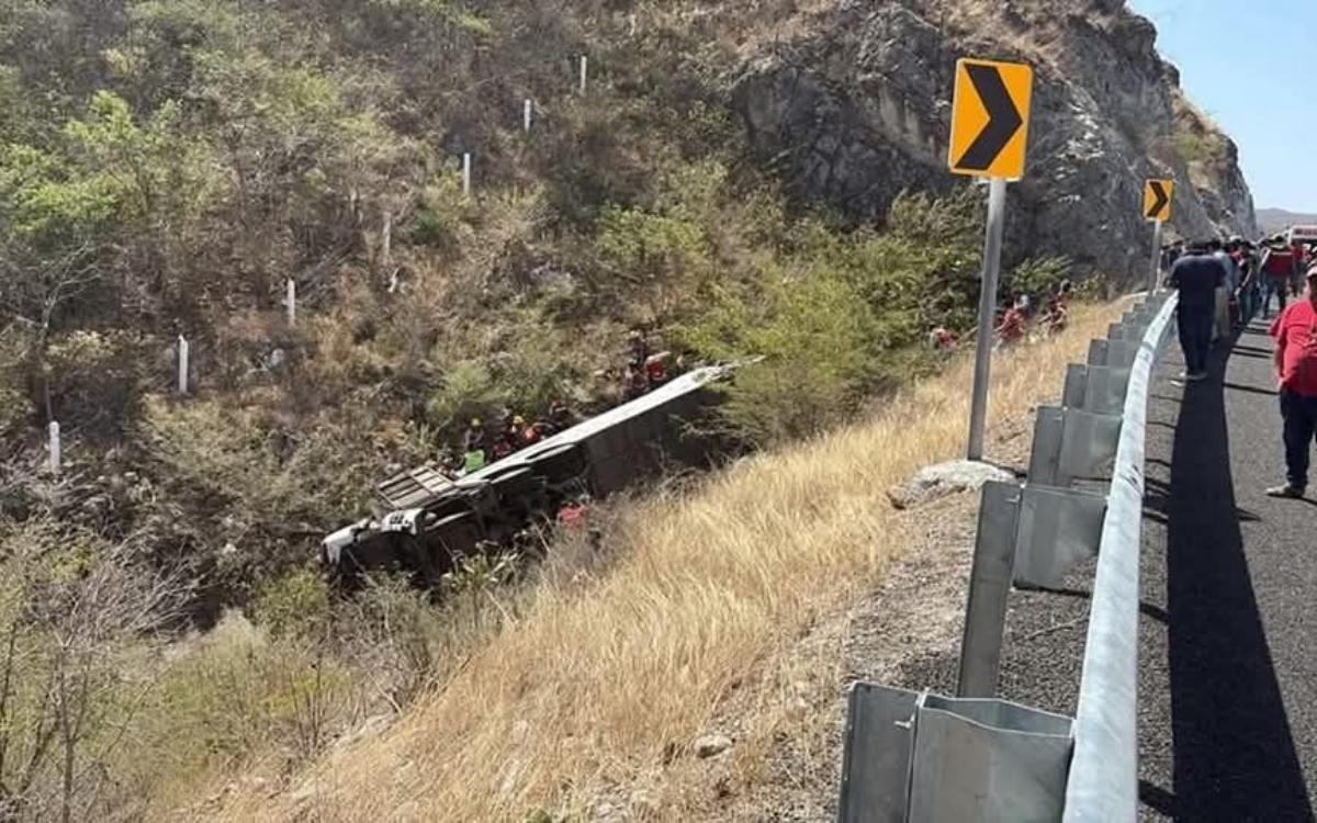 Declaran dos días de luto en Juchitán, Oaxaca, tras muerte de 18 simpatizantes de Morena en volcadura de autobús