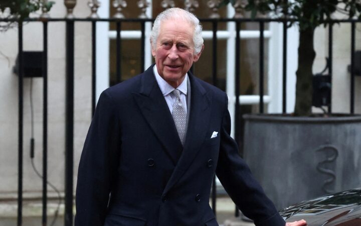 Hospitalizan al rey Carlos tras efectos secundarios de tratamiento contra el cáncer