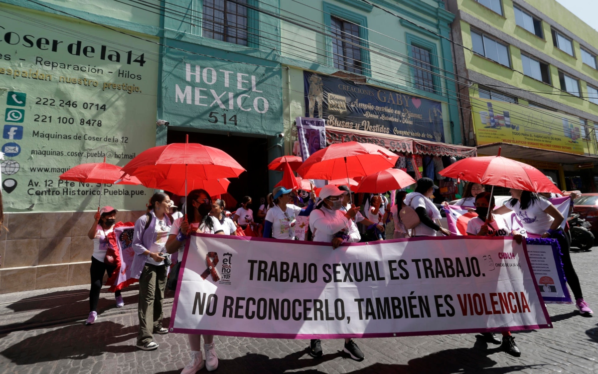 Trabajadoras sexuales piden en Puebla reconocimiento laboral en marcha por 8M