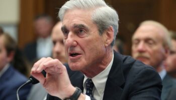 Trump penaliza a bufete donde trabajó abogado que lo investigó en 2016