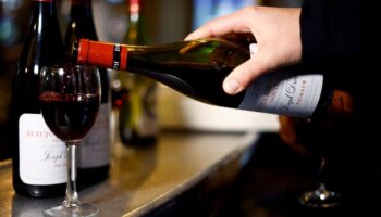 Trump amenaza con aranceles del 200% a bebidas alcohólicas de la UE