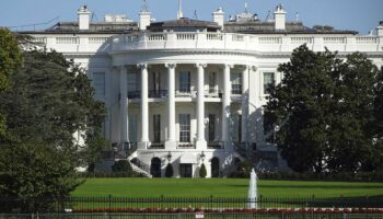Juez ordena a Trump permitir acceso a la agencia AP a la Casa Blanca