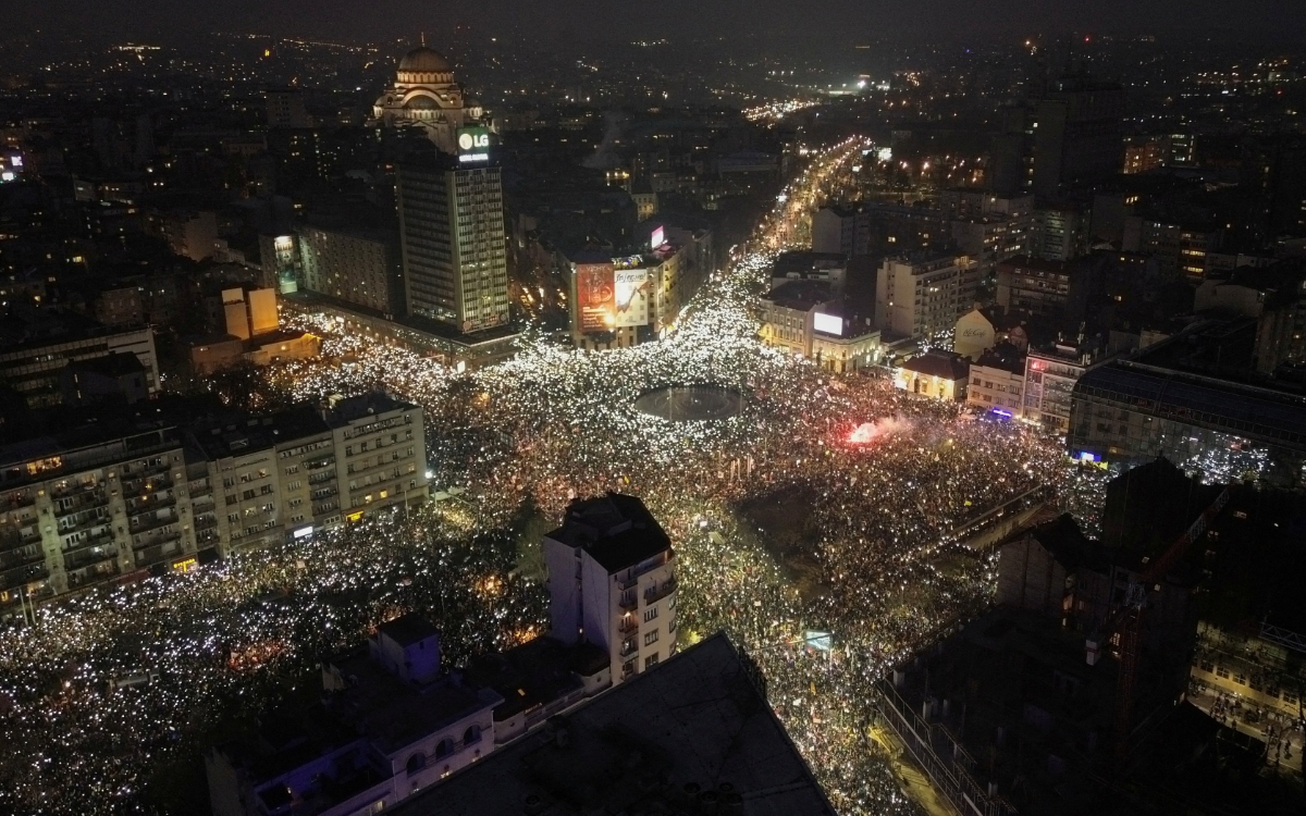 Fotos | Cientos de miles protestan contra el presidente Aleksandar Vucic