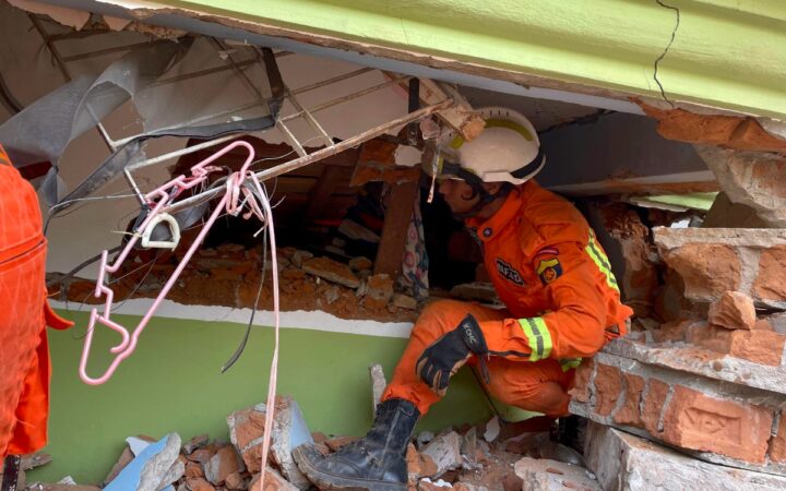 'Llevamos más gente al cementerio que al hospital': rescatistas en Birmania