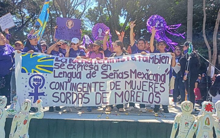 8M | Mujeres con discapacidad participan por primera vez en marcha en Morelos