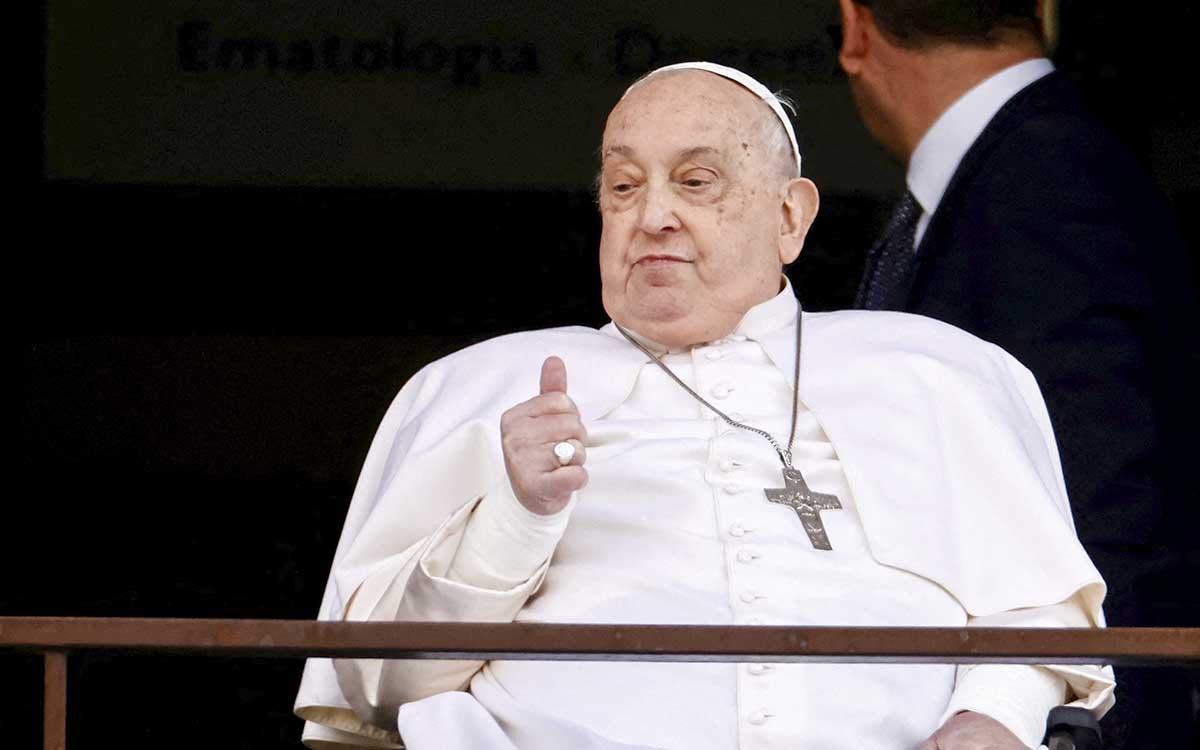 El médico que trató al papa: “Tuvimos que elegir entre dejarlo ir o probar con todo”