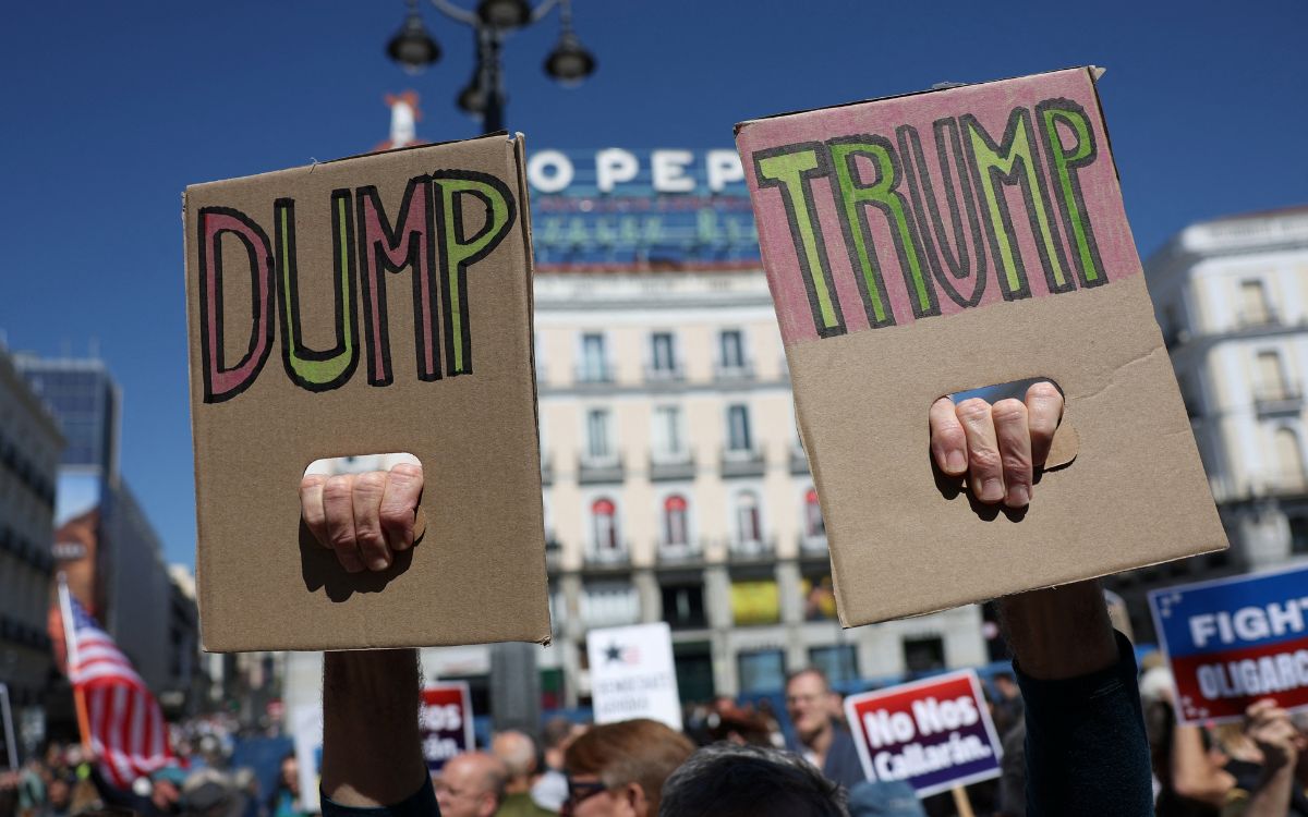 Demócratas de EU reúnen a cientos de personas en Madrid en protesta contra Trump y Musk