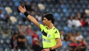 Sapir Berman es la primera árbitra transgénero en dirigir un partido internacional oficial