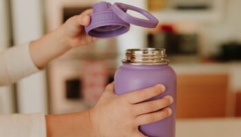¿Estás lavando bien tu termo? Este error común puede enfermarte