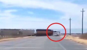 Coahuila | Pasajeros de un camión graban el momento en el que fueron embestidos por un tren