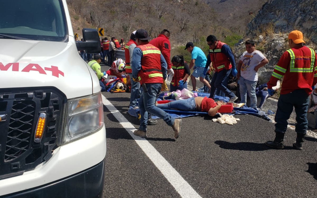 Al menos 11 muertos por volcadura de autobús en Oaxaca