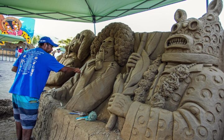 Artistas internacionales elaboran esculturas gigantes de arena en Acapulco