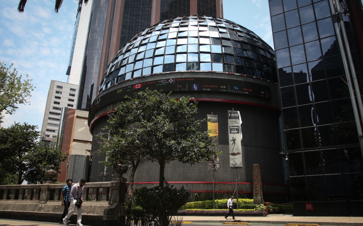 Bolsa mexicana acumula pérdida semanal del 1.6% y corta tres semanas de avances