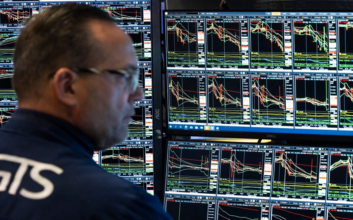 Un trader observa pantallas que muestran datos financieros en la Bolsa de Valores de Nueva York, EE. UU., 3 de abril de 2025. Los mercados financieros mundiales están reaccionando a los aranceles recíprocos que el presidente de Estados Unidos, Donald Trump, implementó el 2 de abril. EFE/JUSTIN LANE