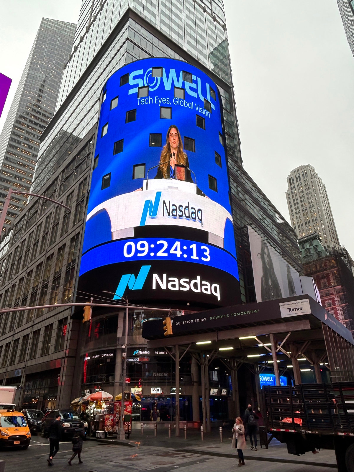 .- Personas caminan frente a la sede de Nasdaq este jueves, en Times Square, Nueva York (Estados Unidos). La bolsa de Nueva York abrió con fuertes caídas, y su principal índice, el Dow Jones de Industriales, pierde casi 1.200 puntos, lo que representa una pérdida de 2,75 %, en la primera jornada bursátil tras anunciar ayer el presidente estadounidense, Donald Trump, los aranceles globales que afectan al mundo entero. EFE/ Javier Otazu