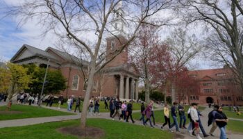 Gobierno de Trump congela otros 2,700 millones para Harvard y exige un registro de estudiantes extranjeros