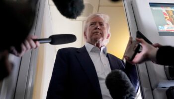 Gobierno de Trump restablecerá, momentáneamente, estatus legal de estudiantes extranjeros