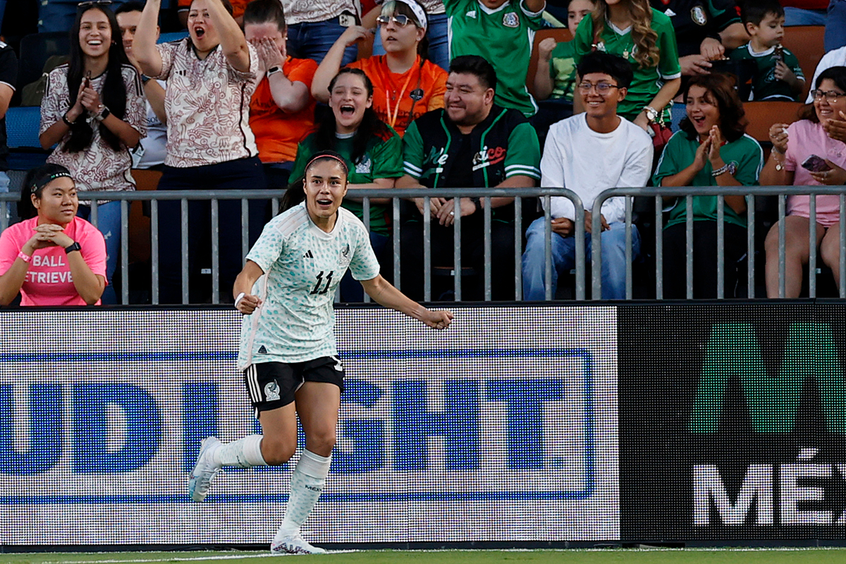 Jacqueline Ovalle de México celebra un gol durante un partido amistoso en el estadio Shell Energy, en Houston, Texas (EEUU). Archivo. EFE/ Aaron M. Sprecher