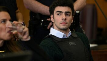 Acusan formalmente a Mangione de asesinato y tres cargos más