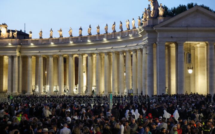 Miles hacen fila para despedir al Papa Francisco en El Vaticano Miles hacen fila para despedir al Papa Francisco en El Vaticano