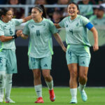 Alice Soto(i), Jacqueline Ovalle (c) y Rebeca Bernal de México celebran un gol este martes, en un partido amistoso entre las selecciones femeninas de México y Jamaica en el estadio Shell Energy en Houston (EE.UU.). EFE/ Carlos Ramírez